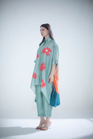 Side pose of the abstract geometric kaftan set