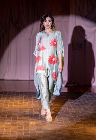 Designer presents a two-piece dupion siik kaftan co-ord set  at  Australian Fashion Grandeur in earthy tones with minimal accessories for a contemporary Indian look.