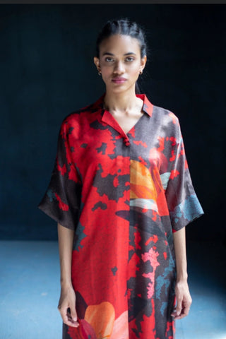 Two-piece dupion silk kurta set with half-collar abstract print kurta and parallel pants. Ideal for exhibitions, cultural soirées, and creative social settings.