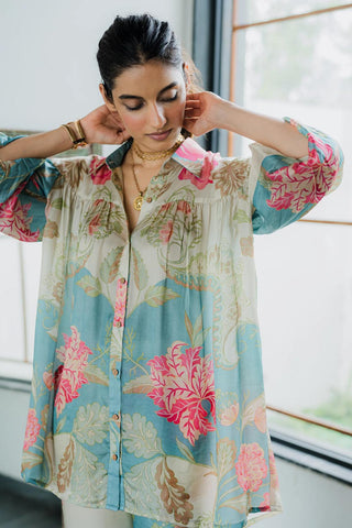 Close up of co–ord set tailored from pure habutai silk with a striking print. Resort wear, brunch to soiree, vacation in stlye, gen-z glam, floaty and fierce and more.