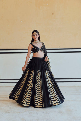 Ease model showing the kali black lehenga look from all sides. This indian designer lahenga set is perfect for a bride or bridesmaid or a birdes or grooms sister for weeding or reception or side ceremonies.