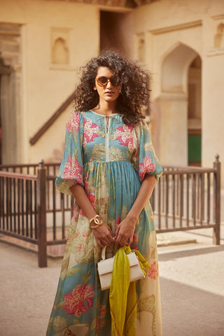 An Ivory Multicoloured Ivory Maxi Dress is perfect for airport outfit. This dress is style, comfort and practical dress for travelling.