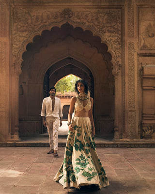 A perfect look for the pre-wedding Groom and Bridal photo shoot