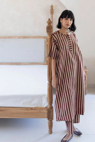 Maroon and beige stripe cotton kurta and pants set, standing side pose
