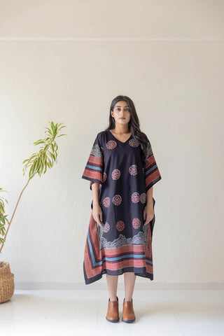 Maya black and red circle print cotton freesize kaftan dress, boho block print - V-neck and circle print detail. Geometric print kaftan dress with a relaxed silhouette, ideal for sightseeing, travel days and exploring coastal destinations.