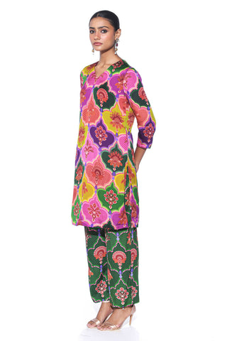 The side angle of multi-color royal paisely pattern kurt pant co-ord set. A perfect fushion indo-western designer luxury Gen-Z women dress.