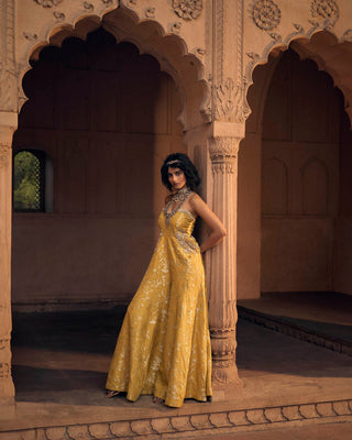 A self-woven Russian jacquard jumpsuit in a beautiful shade of yellow. Prefect for Indian ethnic fushion parties, wedding cocktail night, wedding reception or halid ceremony.