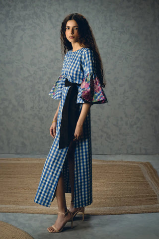 Styled look of the Yutori Midi Dress featuring its relaxed midi silhouette, elegant floral print and breathable cotton flex fabric, making it ideal for vacations, brunches and sophisticated everyday wear.