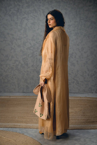 Back look of Nude Inaya Dress combining the refined elegance of modal silk with a lightweight sheer organza jacket, ideal for elegant parties, intimate celebrations and special evening.