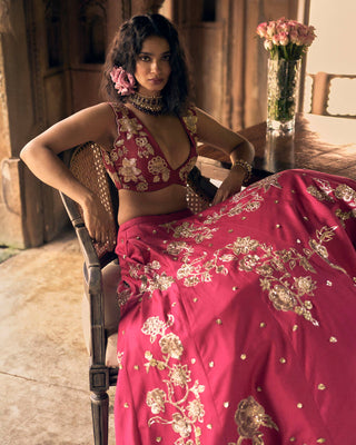 A perfect look for wedding sangeet or tradition ceremonies. It can also be worn in cocktail parties for modern Indian Western touch.