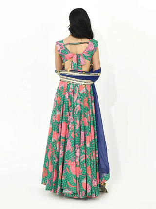A back blouse with a knot for body fit.