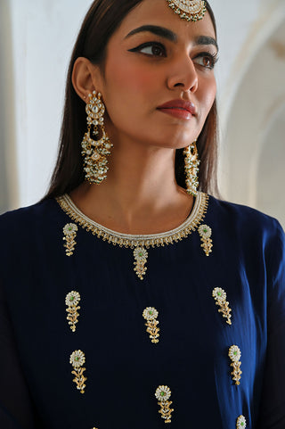 The close up look of the floral butti embroidery kurta