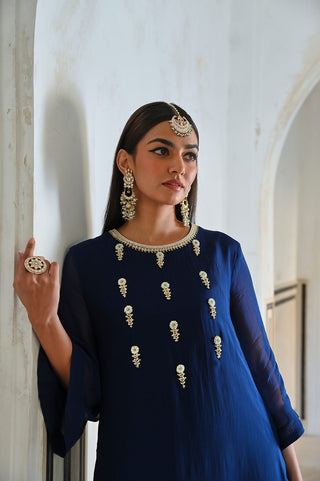The close up look of the floral butti embroidery kurta