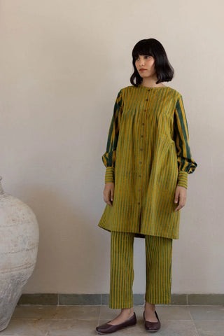 Model wearing mustard and green striped pintuck tunic with and matching pants, Mustard and green striped balloon sleeves with coordinated cuffs on the Navi Moss Leaf cotton tunic set by Vrajbhoomi.