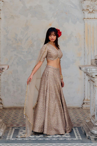 A perfect look for the bridesmaid Or a look for cocktail party.